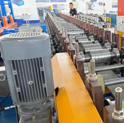 폭 조절 능선 캡 롤 성형기